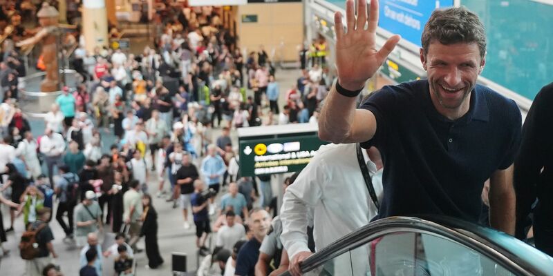 Thomas Müller bei der Ankunft in Vancouver. - Foto: Darryl Dyck/The Canadian Press/AP/dpa