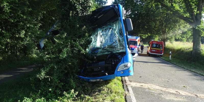 POL-KI: 250814.2 Hohwacht: Linienbus verunfallt - eine Person leicht verletzt - Foto: presseportal.de