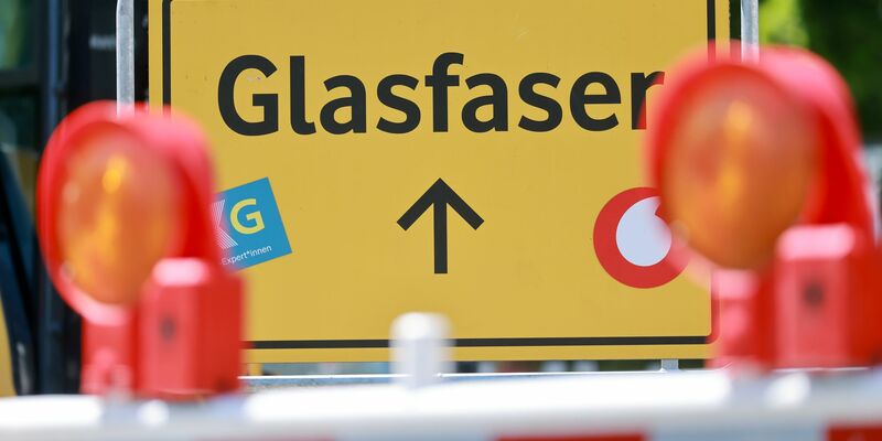 Hier wird Glasfaser verlegt, wie an einem Schild in Erfurt zu erkennen ist. - Foto: Michael Reichel/dpa