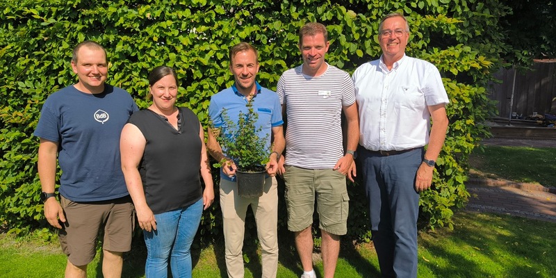Vom Bundestag in die Baumschule: MdB Bastian Ernst absolviert Praktikum bei der Oldenburger Pflanzen GmbH - Foto: presseportal.de