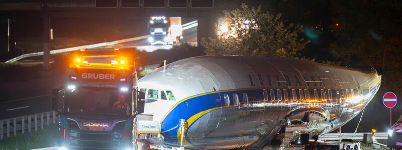 Per Schwertransport kommt das historische Flugzeug nach Frankfurt. - Foto: Boris Roessler/dpa
