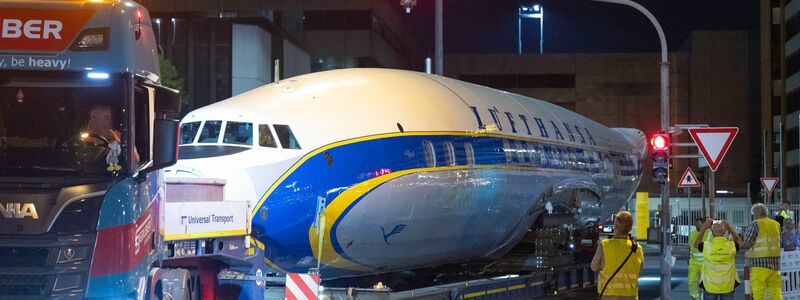 Per Schwertransport kommt das historische Flugzeug nach Frankfurt. - Foto: Boris Roessler/dpa