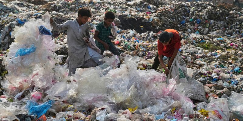 Plastikabfall wird auch exportiert und sorgt in vielen Entwicklungsländern für Probleme. (Archivbild) - Foto: K.M. Chaudary/AP/dpa