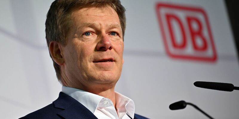 Seit Anfang 2017 ist Richard Lutz Bahnchef - nun endet seine Zeit an der Spitze des Konzerns. (Archivbild) - Foto: Martin Schutt/dpa