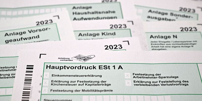 Einer ausgewählten Gruppe von Steuerpflichtigen schickt das Finanzamt Kassel einen Vorschlag für die Steuererklärung (Symbolbild).  - Foto: Martin Schutt/dpa