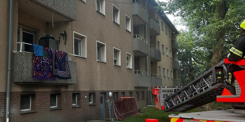 FW Bergheim: Feuerwehr rettet mehrere Personen bei Kellerbrand in Bergheim Sieben Personen über Leitern aus Mehrfamilienhaus gerettet - Feuerwehr brachte Brand schnell unter Kontrolle - Foto: presseportal.de
