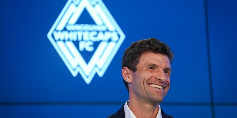 Müller bekam als Gastgeschenke eine Adler-Feder und ein handgefertiges Stirnband. - Foto: Darryl Dyck/Canadian Press via ZUMA Press/dpa