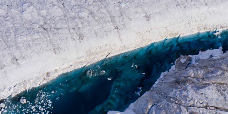 Auf einem Gletscher in Grönland hat sich ein See gebildet. - Foto: Ole Zeising/Alfred-Wegener-Institut /dpa