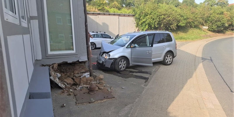 POL-HI: Hauswand beschädigt - Fahrer mutmaßlich unter dem Einfluss von Marihuana - Foto: presseportal.de