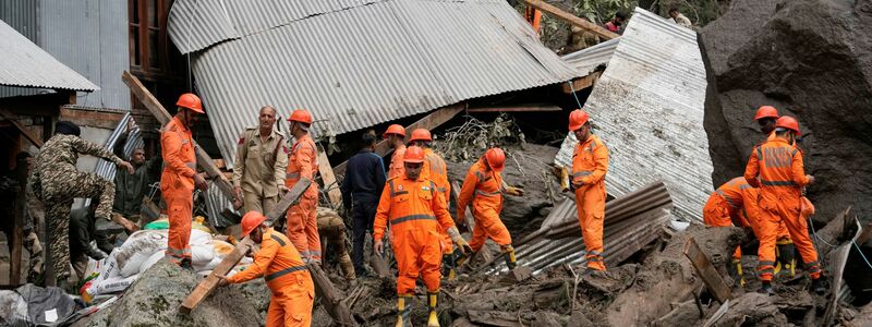 Die Wassermassen überraschten Pilger beim Essen. Mindestens 65 Menschen sind in Kaschmir bei einer Sturzflut gestorben.  - Foto: Channi Anand/AP/dpa