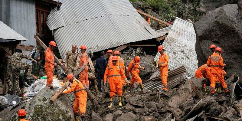 Sturzfluten trafen das Dorf Chositi. - Foto: Channi Anand/AP/dpa