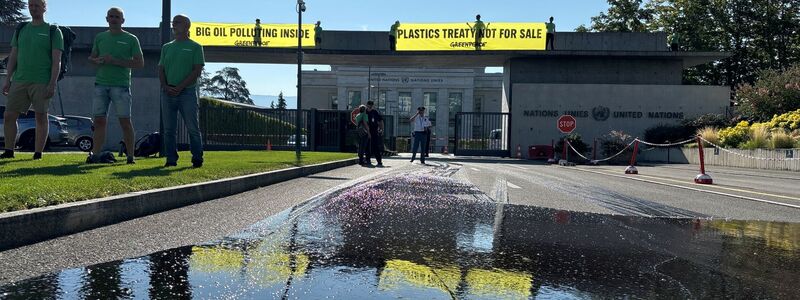 Greenpeace protestierte in Genf gegen den Einfluss der Öllobby auf die Verhandlungen. (Archiv) - Foto: Christiane Oelrich/dpa