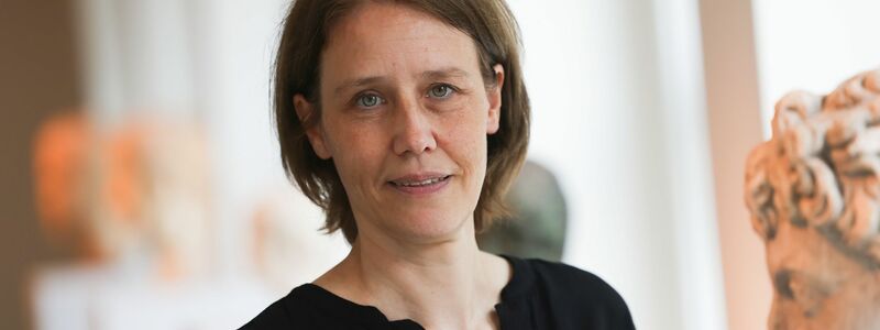 Die Archäologin Kathrin Jaschke bietet in unregelmäßigen Abständen Führungen zu «Römer und Nachhaltigkeit» an. - Foto: Oliver Berg/dpa