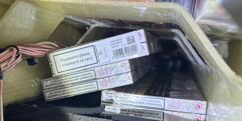 HZA-DD: Zoll verhindert erneuten trickreichen Schmuggelversuch/ Zigaretten unter Fahrgästen verteilt - Foto: presseportal.de