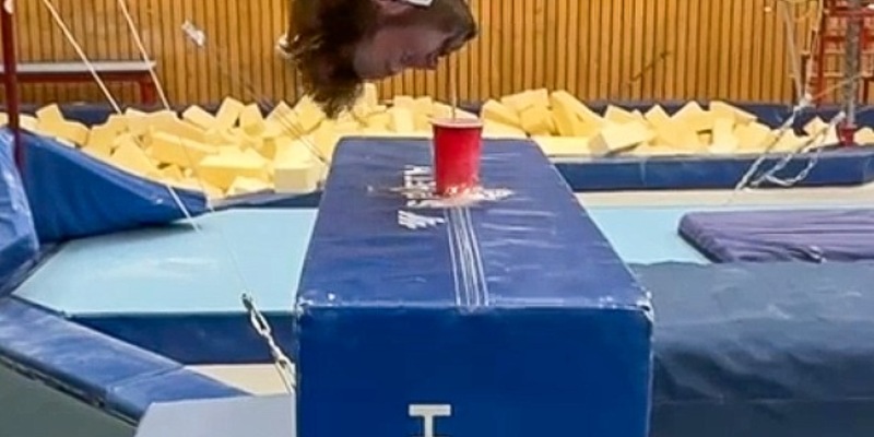 Kann man mit Wasser trinken Weltrekordhalter werden? Team Kiel und Team Lübeck versuchen das live in SAT.1 und auf Joyn - Foto: presseportal.de