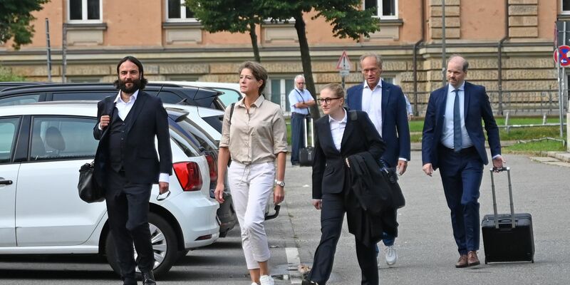 Die Angeklagte Christina Block und ihre Anwälte auf dem Weg ins Gericht. - Foto: David Hammersen/dpa