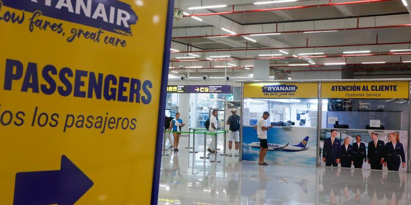 Der Streik des Bodenpersonals für Ryanair in Spanien hatte zunächst kaum Auswirkungen für die Passagiere. Es gab leichte Verspätungen, aber von gestrichenen Flügen wurde nichts bekannt.  - Foto: Clara Margais/dpa