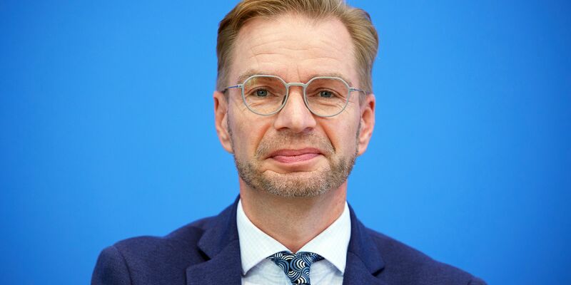 Holznagel forderte, die Zahl neuer Verbeamtungen auf ein Minimum und ausschließlich auf die hoheitlichen Kernbereiche zu beschränken – bei der Polizei, in der Finanzverwaltung und in der Justiz. (Archivbild) - Foto: Joerg Carstensen/dpa