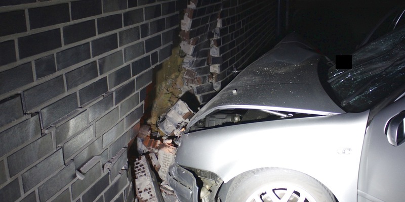 POL-MI: Unfallflucht: Auto kracht in Hauswand - Foto: presseportal.de