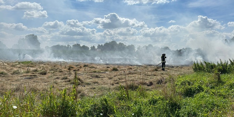 FW-AUR: Großflächigen Heubrand rasch im Griff - Foto: presseportal.de