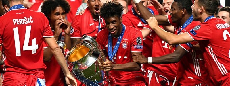 Kingsley Coman mit dem Champions-League-Pokal 2020 in Lissabon. - Foto: Michael Regan/Getty Images via UEFA/dpa