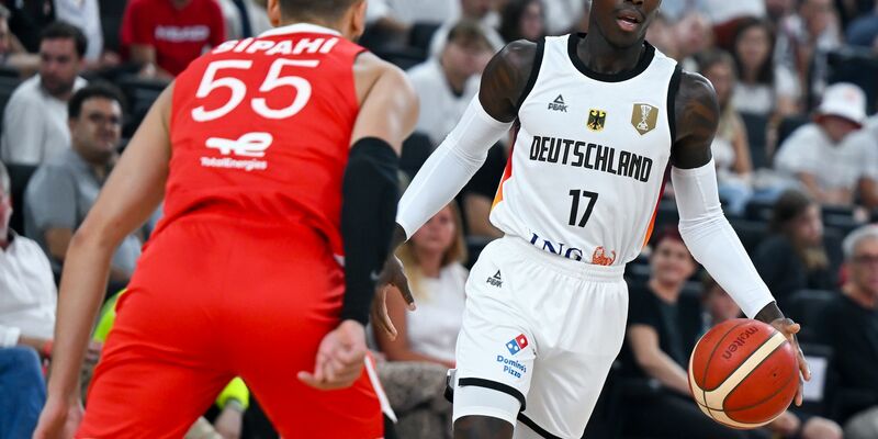 Deutschlands Kapitän Schröder dribbelt den Ball. - Foto: Sven Hoppe/dpa