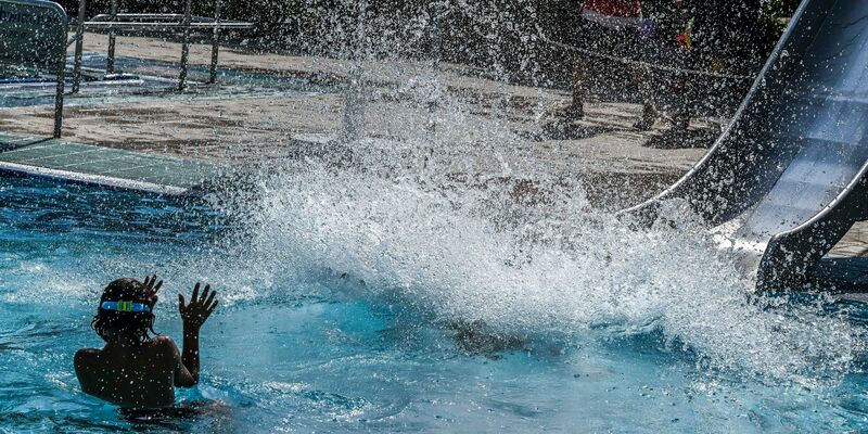 Schwimmbäder wie hier in Berlin boten wieder Abkühlung. - Foto: Jens Kalaene/dpa