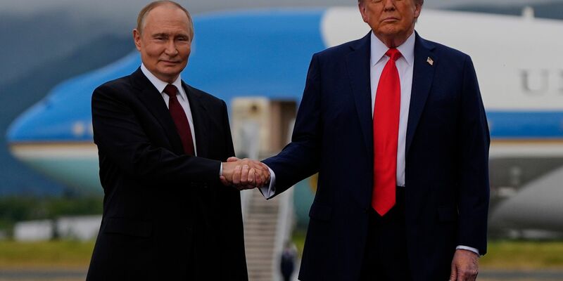 Gerade noch hat Trump Kremlchef Putin den roten Teppich ausgerollt. (Archivbild)  - Foto: Julia Demaree Nikhinson/AP/dpa