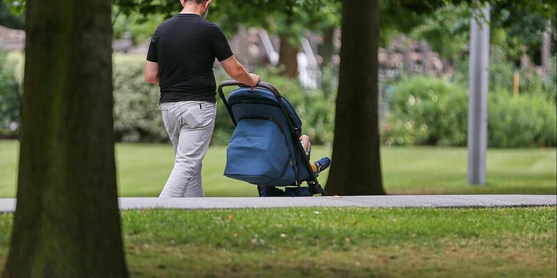 Mann mit Kind (Archiv) - Foto: über dts Nachrichtenagentur