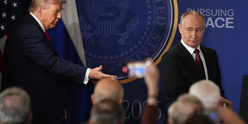 Trump sieht nach dem Gespräch mit Putin nun den Ball im Feld der Europäer - Foto: Jae C. Hong/AP/dpa