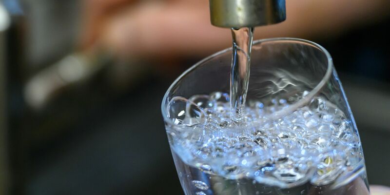 Extremhitze und Trockenheit: Künftig mehr Engpässe bei der Wasserversorgung in Deutschland erwartet. (Archivbild) - Foto: Hendrik Schmidt/dpa
