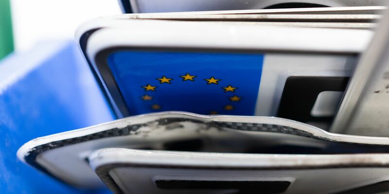 Dutzende kleinere Städte wollen eigene Nummernschilder. (Symbolbild)  - Foto: Sebastian Gollnow/dpa