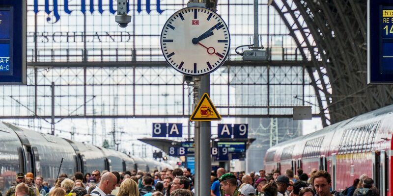 Die Bahn steckt in der Krise - nun soll es einen Wechsel an der Konzernspitze geben. (Archivbild) - Foto: Andreas Arnold/dpa