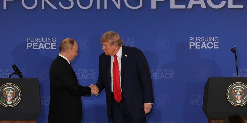 Die russische Führung sieht sich nach dem Gipfel bestätigt, dass Kampfhandlungen und Verhandlungen im Krieg parallel möglich sind. - Foto: Jae C. Hong/AP/dpa