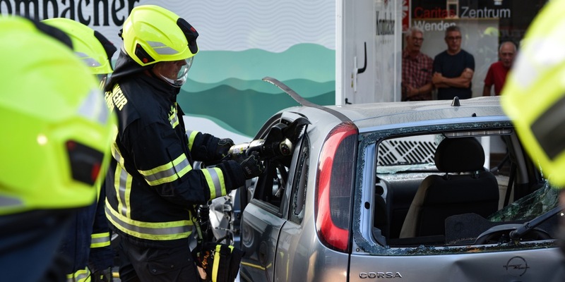 FW Wenden: Verkehrsunfall auf Kirmesgelände: Rettungskräfte üben unangekündigt den Ernstfall - Foto: presseportal.de