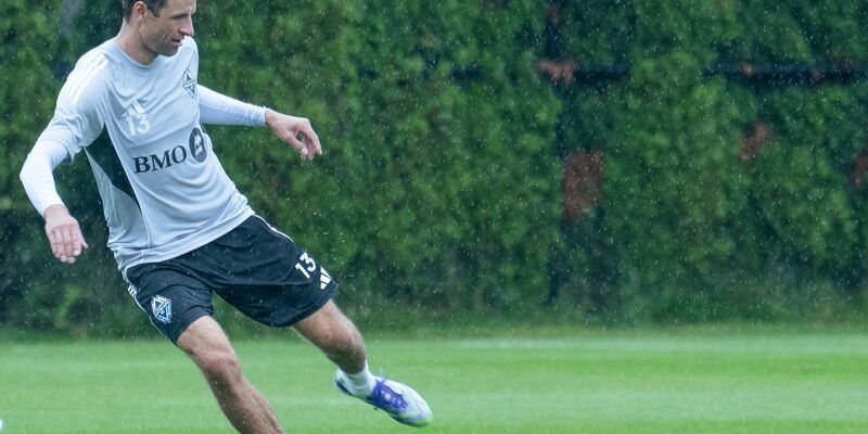 Thomas Müller funkt jetzt vermehrt auf Englisch. - Foto: Maximilian Haupt/dpa