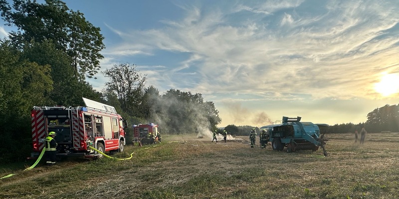 FW Finnentrop: Brennende Ballenpresse in Finnentrop-Heggen - Foto: presseportal.de