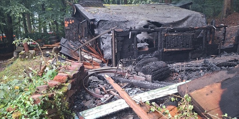 FW-EN: Brennende Waldhütte, Tragehilfe und Abraumverbrennung - Foto: presseportal.de