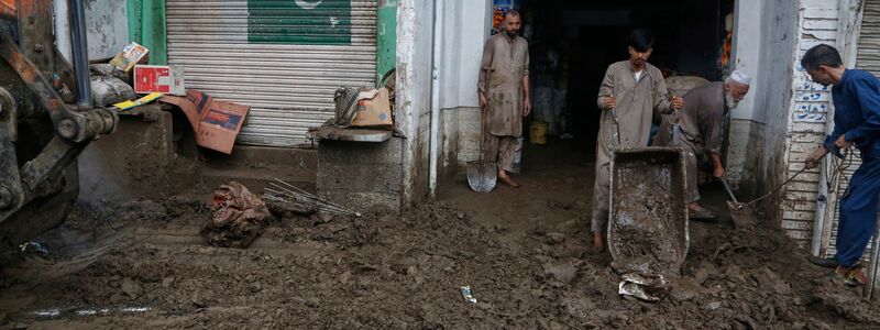 Nach der Flutkatastrophe im Norden Pakistans wird mit allem, was da ist, nach lebenden wie toten Opfern gesucht.  - Foto: Muhammad Sajjad/AP/dpa
