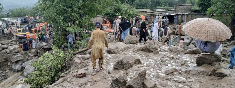 Mit allem, was verfügbar ist, suchen Einsatzkräfte und Anwohner nach Vermissten und Verschütteten nach der Sturzflut im Norden Pakistans.  - Foto: Qyass Khan/AP/dpa