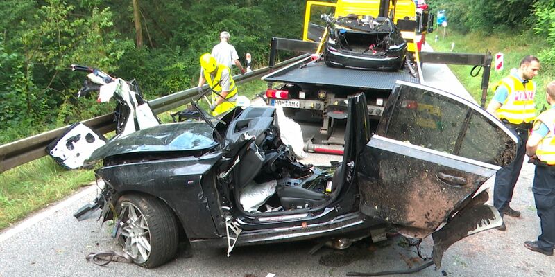 Zwei junge Menschen sterben bei dem Unfall auf der Landstraße. - Foto: Thorsten Kremers/dpa