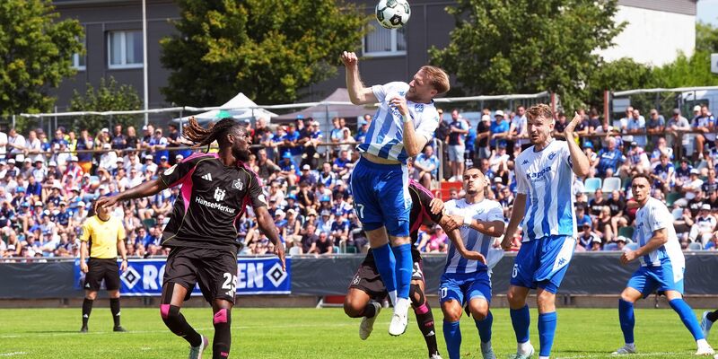 Guilherme Ramos (r.) rettete den HSV in die Verlängerung  - Foto: Thomas Frey/dpa