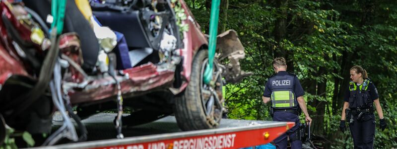 Der 16-jährige Fahrer war in einer Kurve von der Fahrbahn abgekommen und gegen einen Baum geprallt. Wie genau es dazu kommen konnte, wird jetzt untersucht. - Foto: Christoph Reichwein/dpa