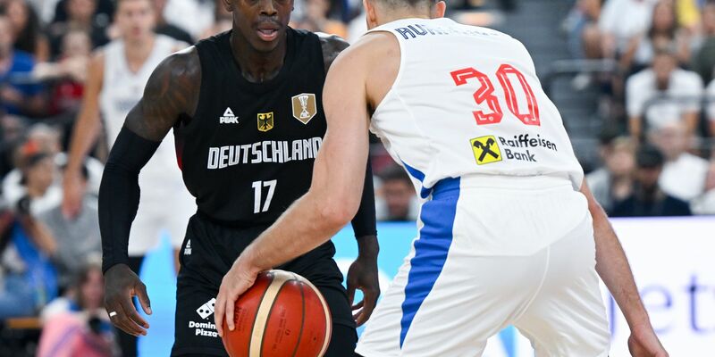 Dennis Schröder verteidigt Aleksa Avramovic. - Foto: Sven Hoppe/dpa
