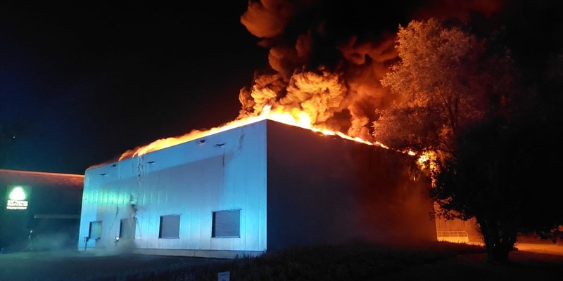 FW Bocholt: Brennt Werkstatt in voller Ausdehnung - Feuerwehr Bocholt im Großeinsatz - Foto: presseportal.de