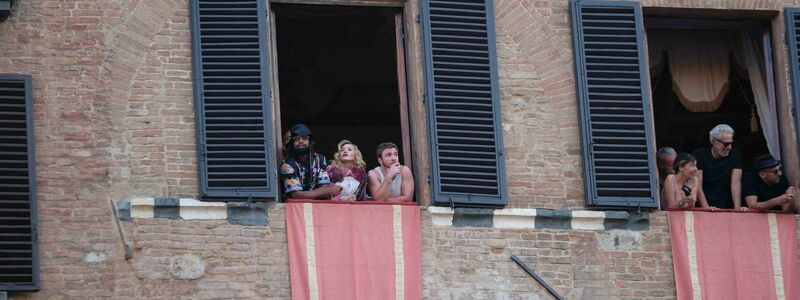 Madonna verfolgte an ihrem 67. Geburtstag das «Palio di Siena».  - Foto: Fabio Sasso/ZUMA Press Wire/dpa