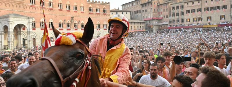 Das «Palio die Siena» ist ein traditionelles Pferderennen und gehört zu den berühmtesten historischen Ereignissen Italiens. - Foto: Alberto Lingria/XinHua/dpa