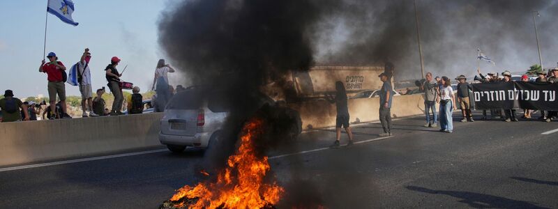 Demonstranten in Israel fordern die Freilassung der Hamas-Geiseln.  - Foto: Ohad Zwigenberg/AP/dpa