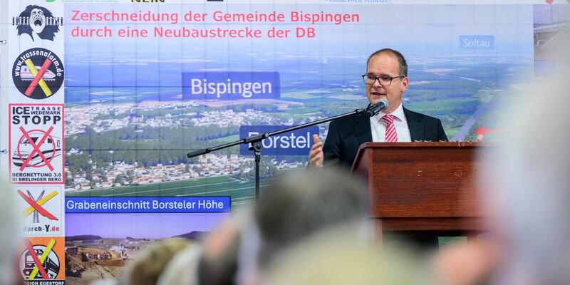 Peter Dörsam (Bündnis 90/Die Grünen), Sprecher des Projektbeirats Alpha-E und Bürgermeister der Samtgemeinde Tostedt, spricht beim «Heidegipfel» zu dem die Bürgerinitiativen Pro-Alpha-E und der Projektbeirat Alpha-E eingeladen haben. Beim «Heidegipfel» geht es um verschiedene Perspektiven zum Aus- oder Neubau der Schienenstrecke Hamburg-Hannover. - Foto: Philipp Schulze/dpa