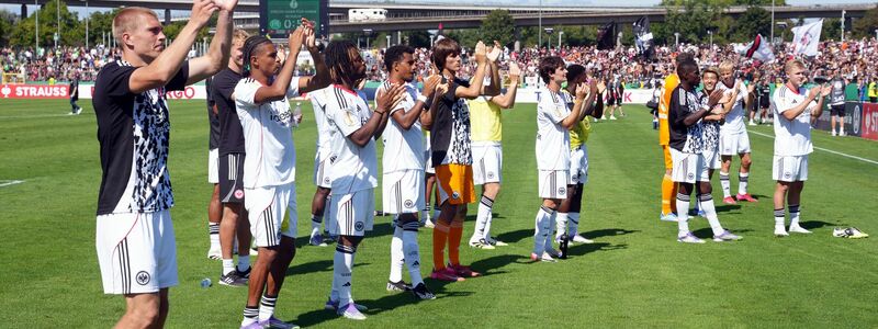 Die Frankfurter Profis bejubeln mit den Fans den Einzug in die zweite Runde des DFB-Pokals. - Foto: Thomas Frey/dpa